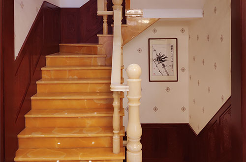 延吉中式别墅室内汉白玉石楼梯的定制安装装饰效果